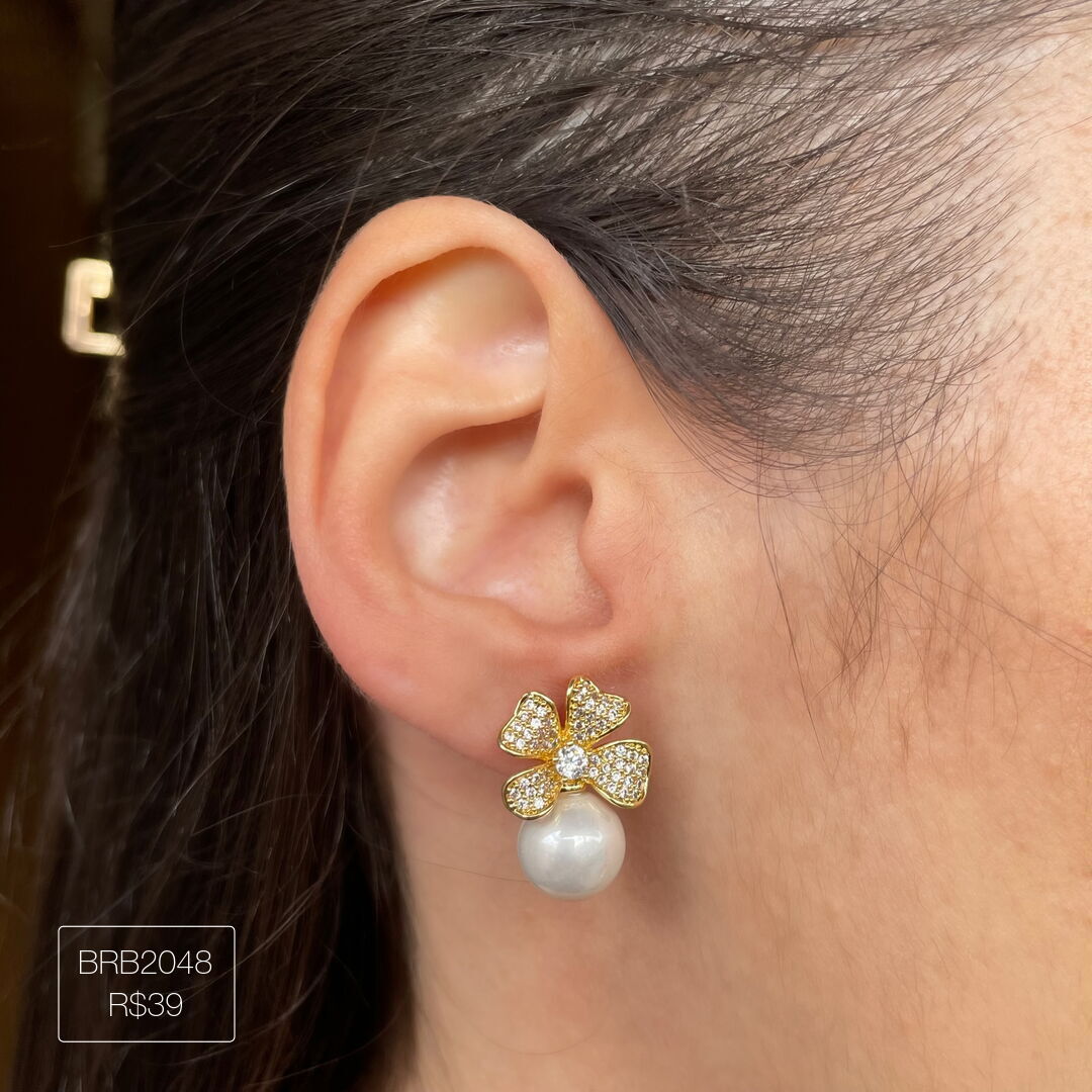 Brinco Flor M c/ Pérola Fixa Cravejado Cristal Dourado